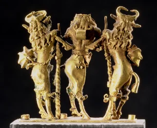 00319 Pendente a forma di tre figure metà uomo, metà toro, mesopotamico, c.2600-2340 a.C. (oro)