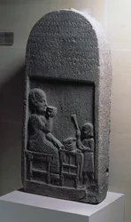Stele funeraria di Si Gabbor, sacerdote del dio della Luna, Neirab, Siria, VII secolo a.C.