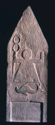 Stele votiva raffigurante Tanit, dea di Cartagine, con un caduceo e un delfino e un