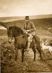 Il 10º duca di Devonshire a cavallo a Bolton Moor, fine degli anni 1940