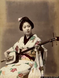 Una geisha che suona lo shamisen (foto colorata)