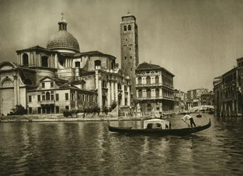 Una gondola nel Canal Grande di fronte alla Chiesa di San Geremia nel quartiere di Cannaregio. Fotografia di Wilhelm Bode