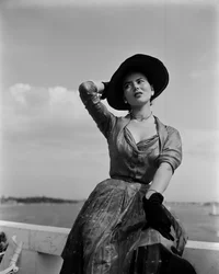 Una modella con abiti Christian Dior a Venezia, 3 giugno 1951: guanti e cappello neri