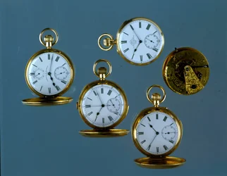 Una selezione di orologi da tasca svizzeri e inglesi con quadranti in smalto bianco e casse in oro