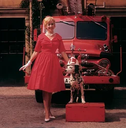 Una giovane donna in un vestito rosso