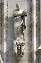Architettura: statua di San Marco di Donato Carabelli (1811). Dettaglio della facciata della Cattedrale (duomo) di Milano, Italia