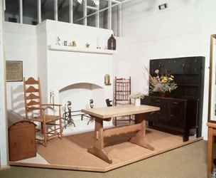Interno Arts and Crafts con mobili e lavori in metallo progettati da Ernest Gimson ed Ernest Barnsley