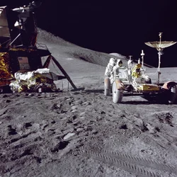 Astronauta James Irwin carica il Lunar Roving Vehicle al sito di atterraggio Hadley-Apennine