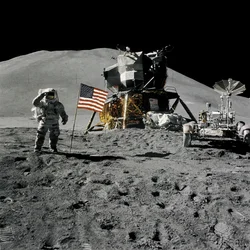 Astronauta Jim Irwin che saluta la bandiera americana durante la missione Apollo 15