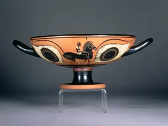 Coppa attica a figure nere con occhi, con decorazione aggiunta in rosso e bianco che raffigura un cavallo e un cavaliere, 480-450 a.C. (ceramica)