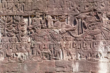 Bassorilievi sul lato ovest del Tempio Bayon che raffigurano soldati Khmer in marcia, sito archeologico di Angkor, Cambogia