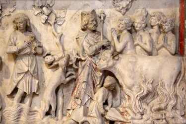 Basilica di Saint-Denis, Basso rilievo, Rappresentazione di una folla che prega quando il re passa