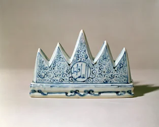 Portapennelli blu e bianco, modellato come una montagna a cinque picchi, dinastia Ming (1368-1644)