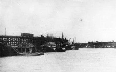 Porto di Blyth, con numerosi carbonieri accanto ai moli di Blyth e una lancia della Commissione del porto in primo piano