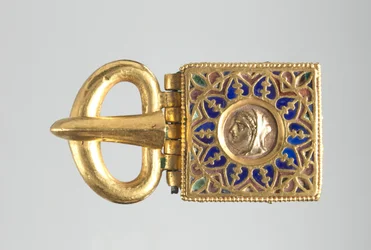 Fibbia con testa in rilievo di profilo, 400-600