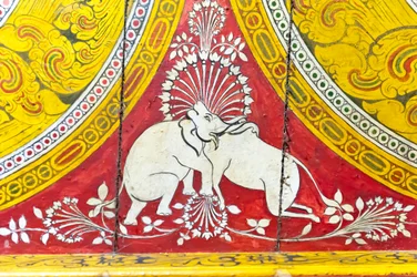 Dipinto buddista su legno; illusione ottica; elefante e mucca con una sola testa; Tempio Dowa; tempio rupestre; Bandarawela; Provincia di Badulla; Provincia di Uva; Sri Lanka; Asia
