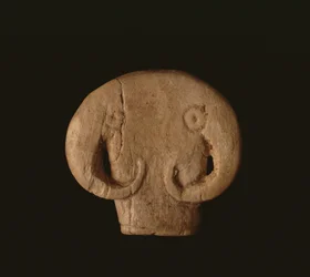 Amuleto a testa di toro, egiziano predinastico, Naqada IIa, c.3500 a.C. (avorio di ippopotamo)