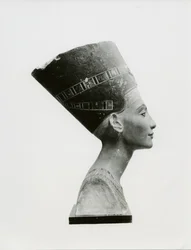 Busto della regina Nefertiti, vista laterale, copia del busto nel Museo Egizio, SMPK, Berlino
