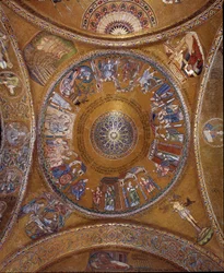 Architettura bizantina: vista della cupola con mosaici su sfondo dorato