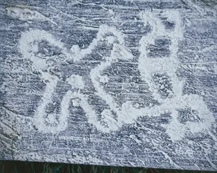 Rosa camuna, copia di incisioni rupestri nella Valle Camonica, disegno a carboncino, tecnica del frottage