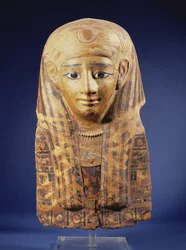 Cartonnage copricapo di mummia con parrucca a lappetta, occhi intarsiati con ossidiana e alabastro, Egiziano, Periodo Tardo