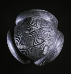 Sfera scolpita da Glass Hill, Towie, Aberdeenshire, Neolitico, c. 3000 a.C.