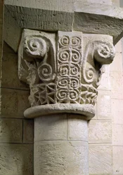 Colonna scolpita decorata con pastorali e spirali