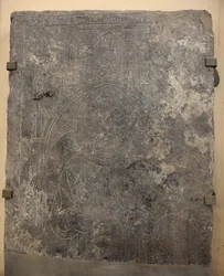 Collezione della cattedrale. Frammento di una lastra di pietra. Bassorilievo. Un funzionario della chiesa. Chiesa di origine (Saint-Quentin di Tournai. Fine XIII secolo). (dettaglio)