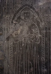 Collezione della cattedrale. Frammento di una lastra di pietra. Bassorilievo. Un funzionario della chiesa. Chiesa di origine (Saint-Quentin di Tournai. Fine XIII secolo)