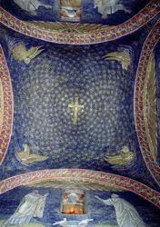 Volta centrale che raffigura una croce dorata in un cielo stellato con gli attributi degli apostoli, V secolo (mosaico)