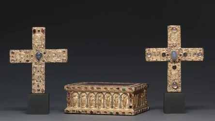 Croce cerimoniale della contessa Gertrude, Bassa Sassonia, c.1038, Borsa reliquiario, 1200 d.C. e Croce cerimoniale del conte Liudolf, poco dopo il 1038