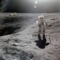 Charles M. Duke Jr., pilota del modulo lunare della missione Apollo 16, raccoglie campioni lunari al bordo del Cratere Plum, aprile 1972