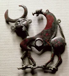 Pezzo di guancia di un morso di cavallo a forma di bestia con testa umana, da Luristan, Iran occidentale, c.800-700 a.C.