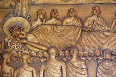 Pagoda buddista Chua Thiep Long. Buddha reclinato. Dopo 45 anni di insegnamento del Dharma, il Buddha passò nel Parinirvana. Statua. Thay Ninh, Vietnam