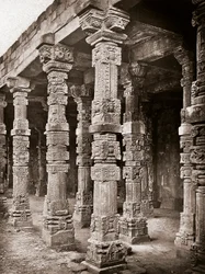 Colonnato della Moschea di Quwwat-ul-Islam nel complesso del Qutb Minar, Delhi