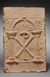 Placca tombale del columbarium con il monogramma di Cristo, 500-800