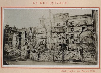 Comune di Parigi (1871): veduta delle rovine su Rue Royale a Parigi nel maggio 1871. Fotografia di Pierre Pepetit. Stampa su cartone, Dim. 9x5,4 cm