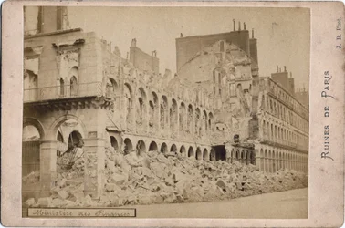 Comune di Parigi: vista delle rovine del Ministero delle Finanze a Parigi nel maggio 1871