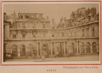 Comune di Parigi (1871): veduta del Palais-Royal (Palais Royal) a Parigi dopo l