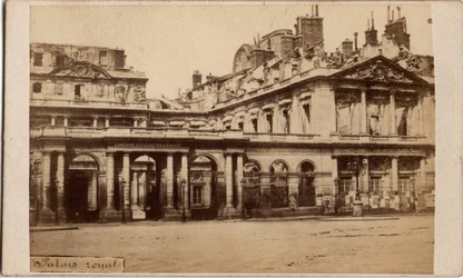 Comune di Parigi (1871): veduta del Palais-Royal dopo l