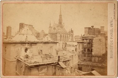 Comune di Parigi: vista delle rovine del Palais de Justice e della Sainte Chapelle a Parigi nel maggio 1871. Fotografia dei fratelli Pignolet. Dim. 16,3X10,8 cm