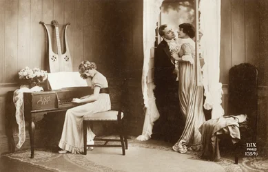 Coppia in corteggiamento e giovane ragazza che suona il pianoforte, Parigi, c.1920 (cartolina)