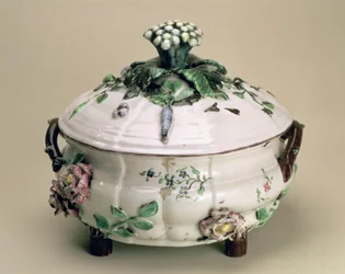Zuppiera coperta, decorata con ornamenti applicati di fiori e verdure, di Johan Ludwig Eberhard Ehrenreich, Marieberg, fine XVIII secolo