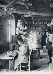 Artigiani al lavoro nella produzione di ceramiche d