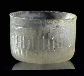 Coppa con decorazione a ruota, dalla Siria o Egitto, Periodo Islamico, c.900 d.C. (vetro)