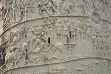Vita quotidiana in un campo romano, dalla Colonna di Traiano, II secolo d.C. (dettaglio)