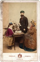Vita quotidiana, una famiglia riunita intorno a un tavolo di dolci e caffè, Venezia. Stampa del XIX secolo su cartone Dim. 11x16,5 cm