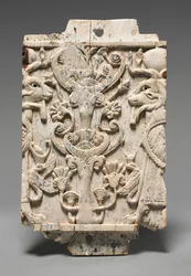 Placca Decorativa: Sfingi con Testa di Ariete che Fiancheggiano un Albero Sacro, 900-800 a.C.