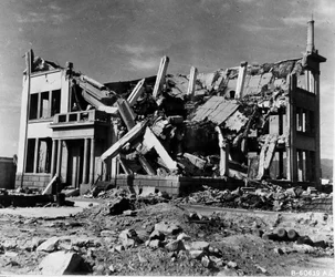Edificio della Chugoku Coal Distribution Company distrutto a Hiroshima (conosciuto anche come Hiroshima Gas Company; Edificio 12), Giappone, 8 novembre 1945 (foto in b/n)