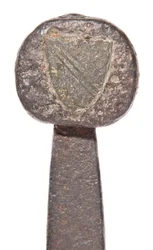 (dettaglio) da spada a due mani tardo medievale con lama vichinga e stemmi araldici della famiglia De Bohun